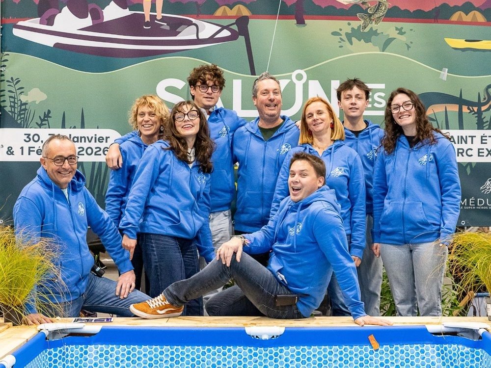 Équipe du Salon des Pêches devant le stand